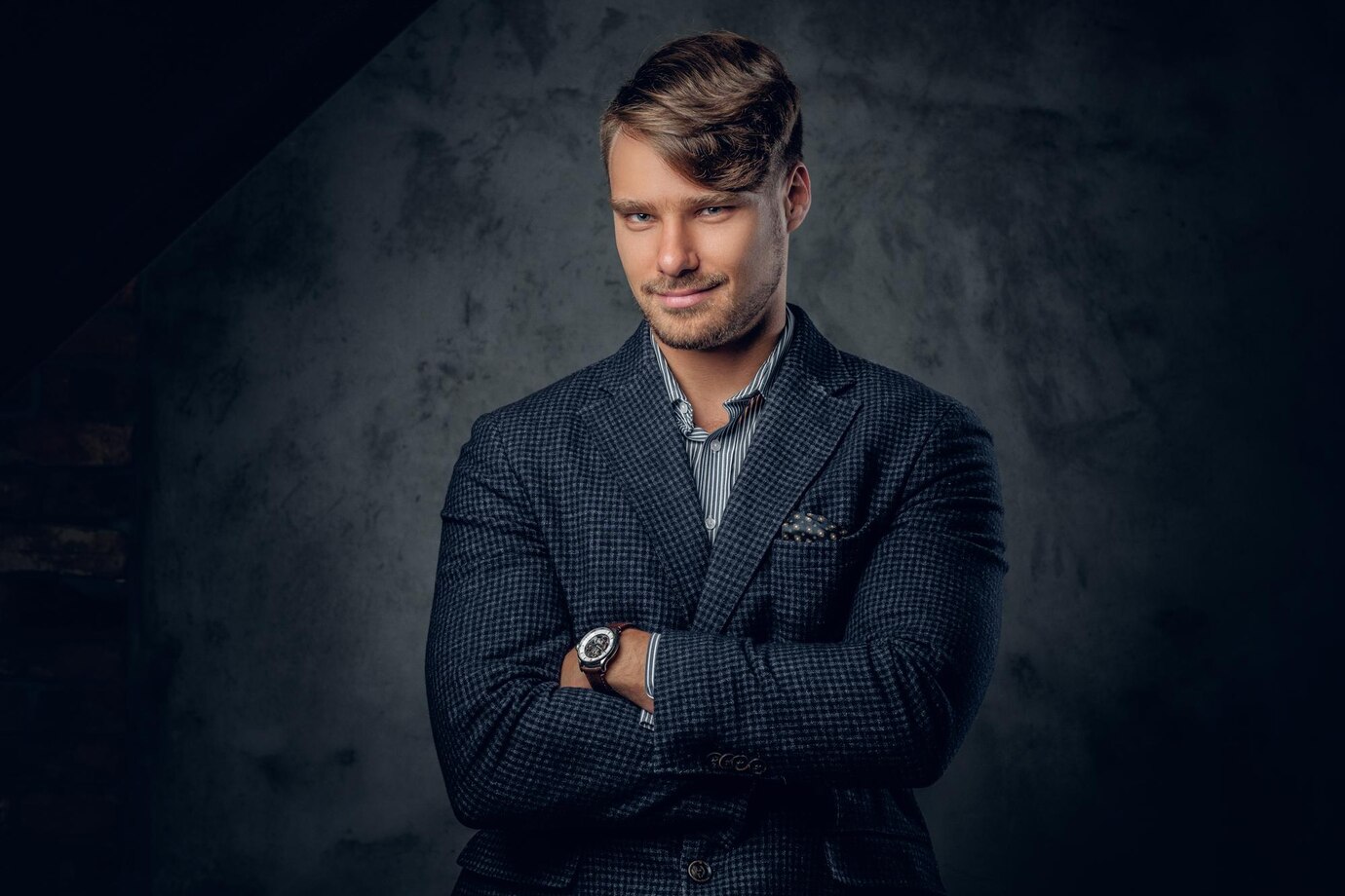 studio-portrait-modern-stylish-male-glance-grey-background_613910-1586
